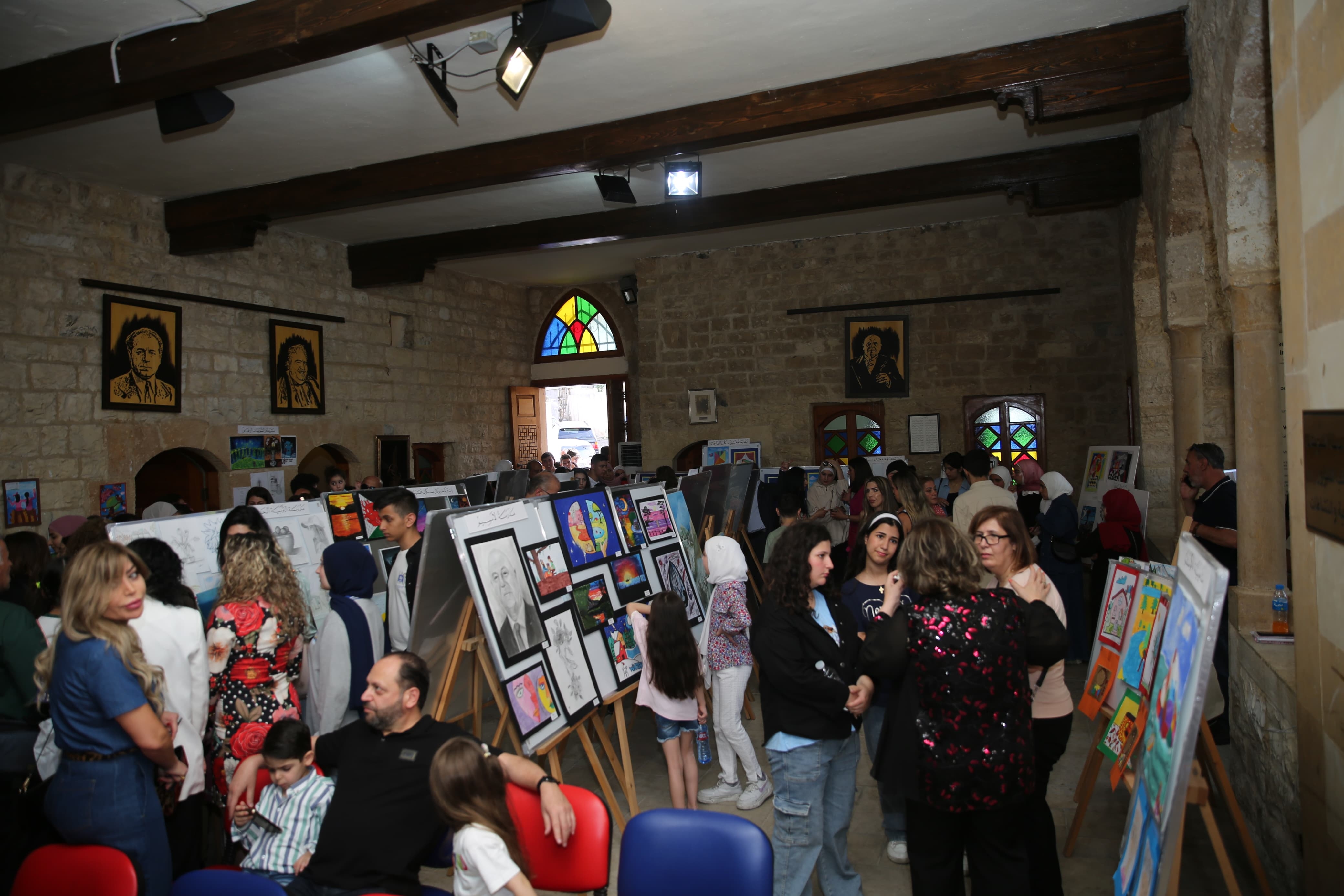 معرض رسوم فنية لطلاب في مكتبة شكيب ارسلان