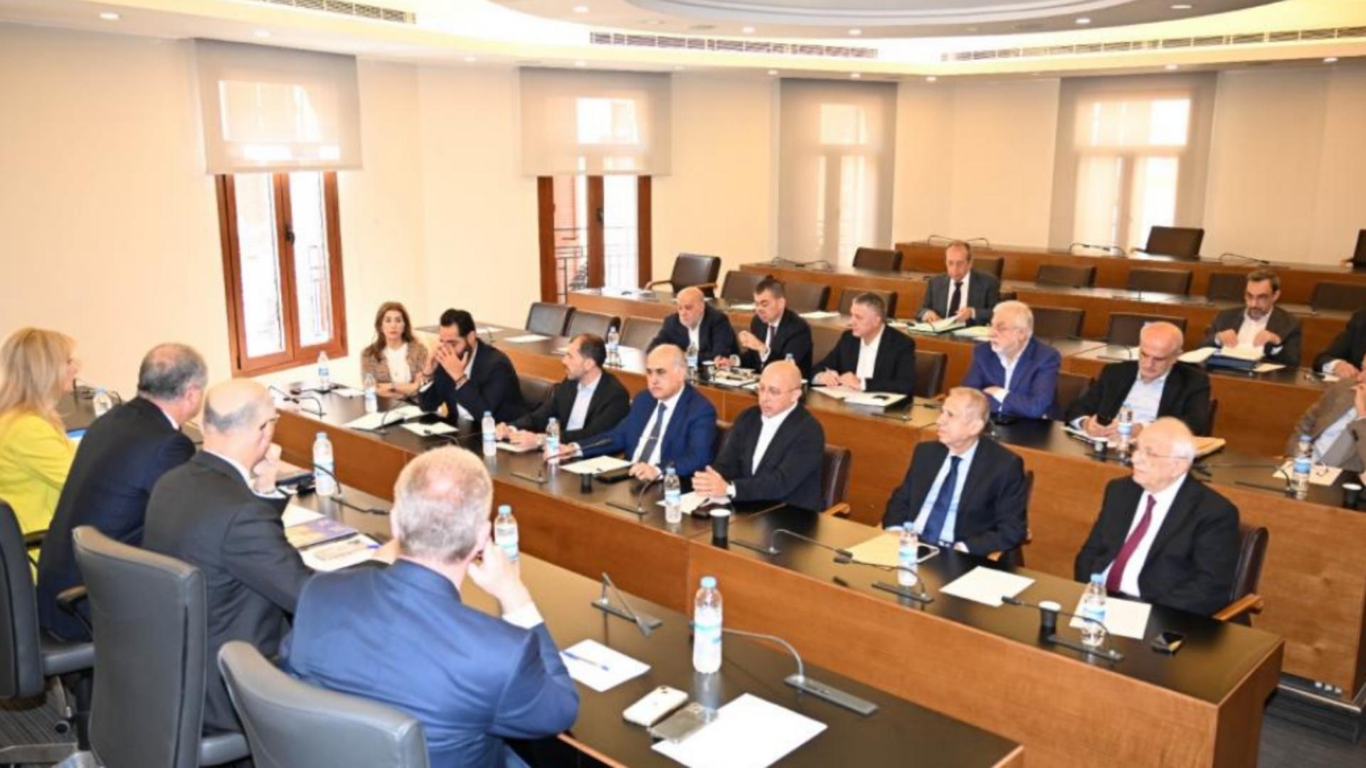 أبواب الاتصالات موصدة بعد أسبوع من التعليق