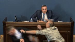بالفيديو: ضربُ رئيس الحزب في البرلمان!