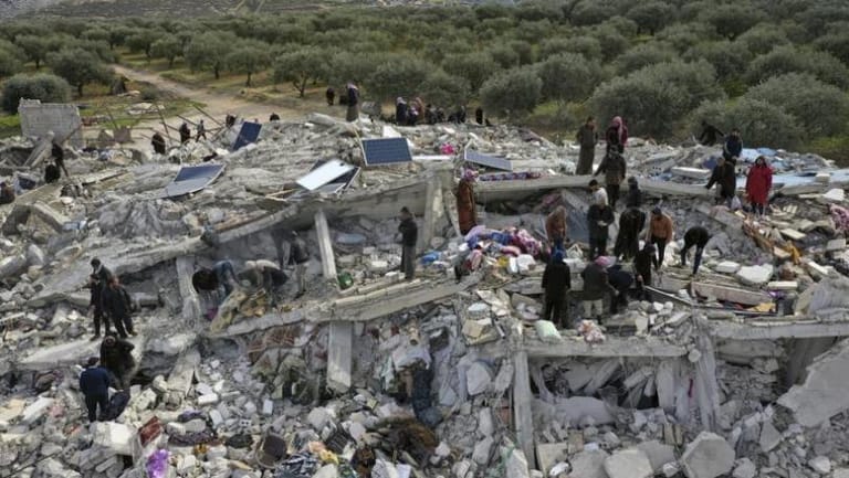 "رويترز": مئات العائلات السوريّة لا تزال محتجزة تحت الأنقاض في شمال غرب البلاد جراء الزلزال