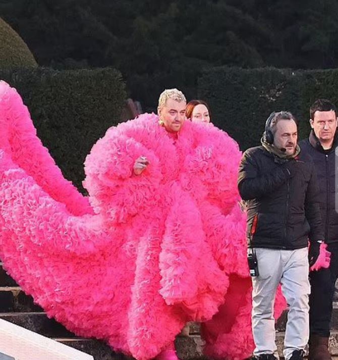 بالصور: سام سميث بفستانٍ ورديّ... لماذا؟