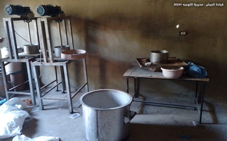 بالصور: دهم مصنع كبتاغون في القصر... وهذا ما ضُبط