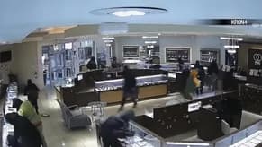 بالفيديو: لحظة اقتحام محلّ للمجوهرات وسرقة محتوياته!