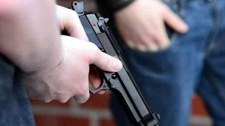 قتله بـ9 رصاصات... وهرب