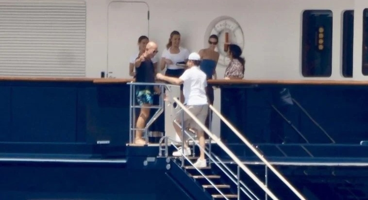 بسبب يخت بيزوس الفاخر... ليوناردو دي كابريو في مرمى الانتقادات مجدداً