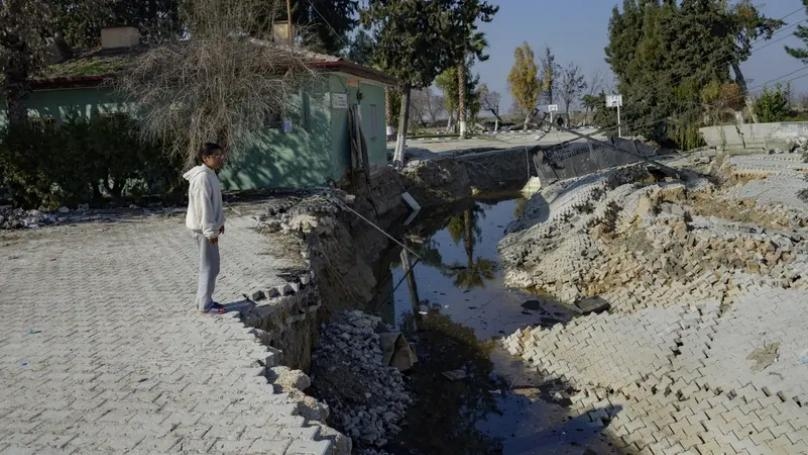 بالصّور: بلدة تركيّة قسمها الزلزال إلى قسمين!