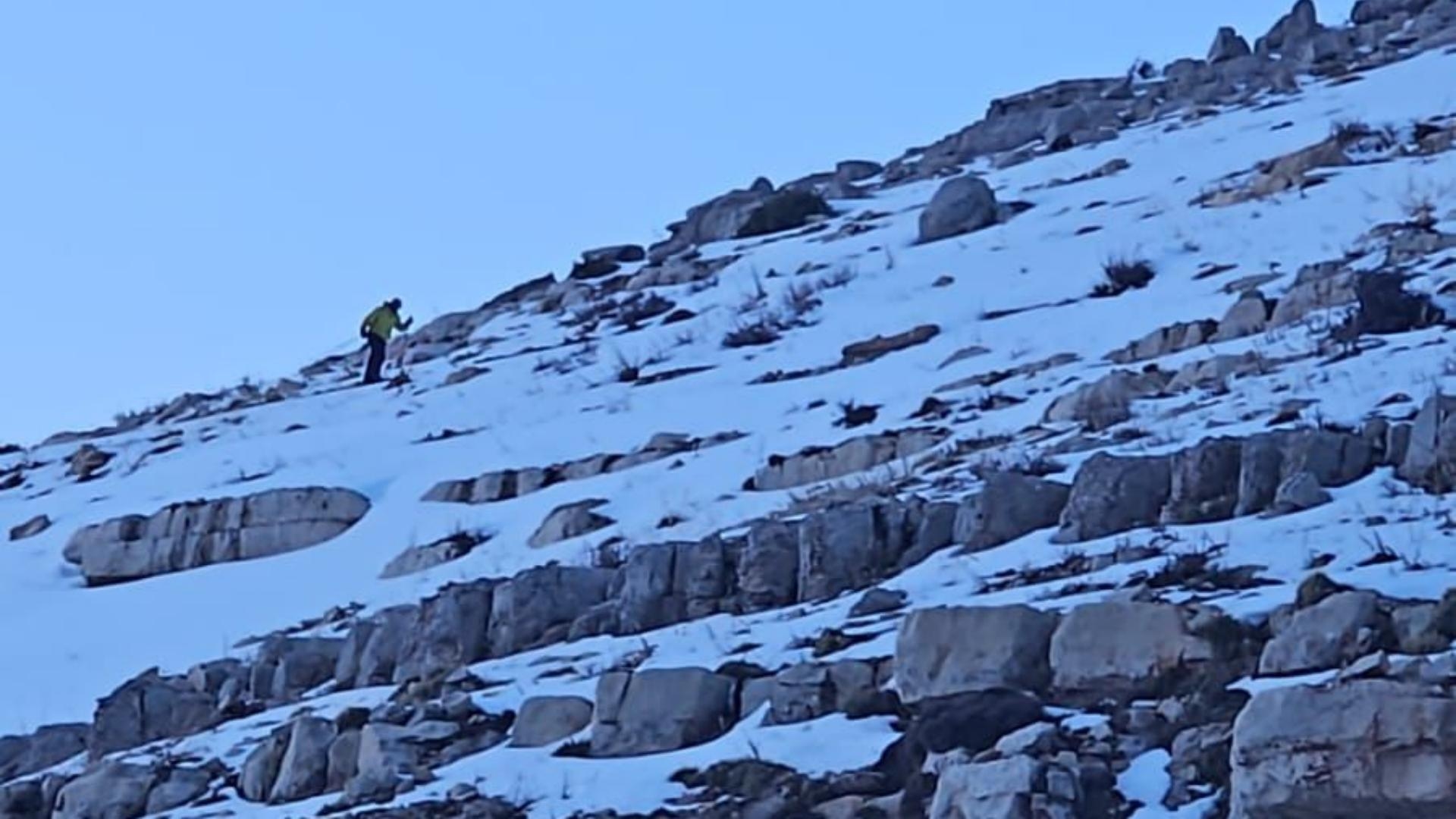 بالصّور: إنقاذ شبّان علقوا وسط الثّلوج