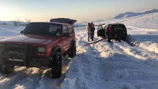 انقاذ مواطنين حاصرتهم الثلوج داخل سياراتهم في فالوغا