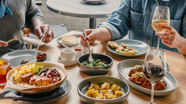 شجار بين الوزير وزوجته في المطعم