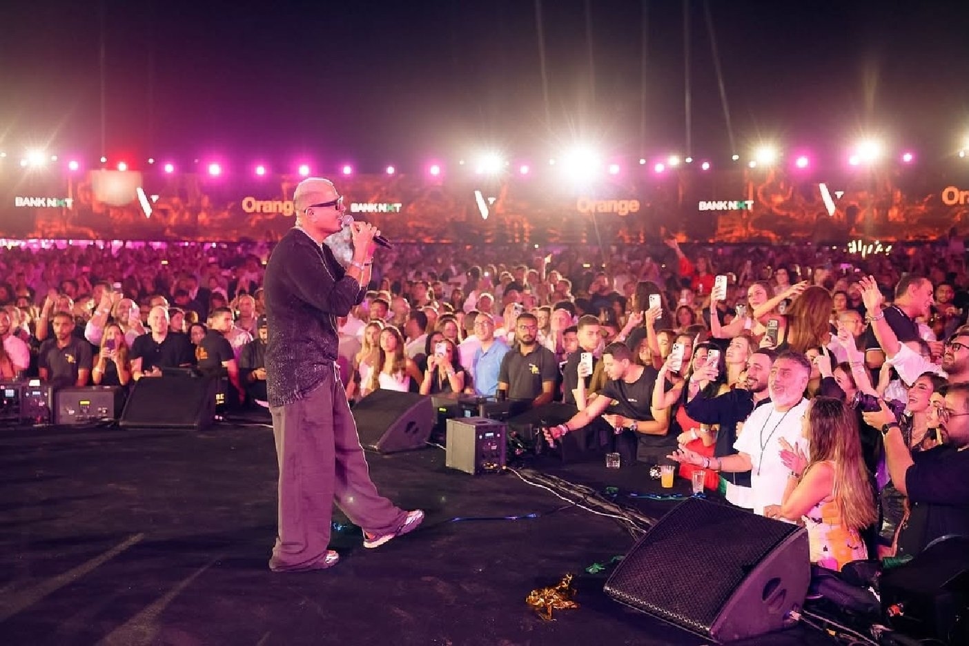 نجوم الفن يتفاعلون مع عمرو دياب في حفل الجونة