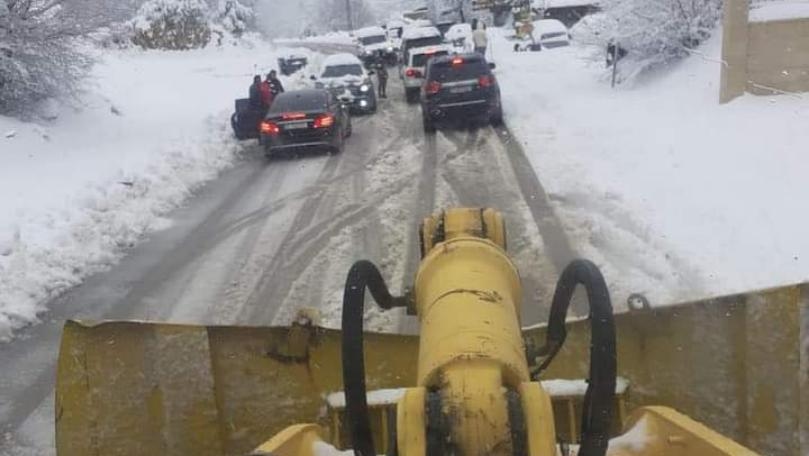 Civil Defense clears snow along Faqra-Kfardebian road