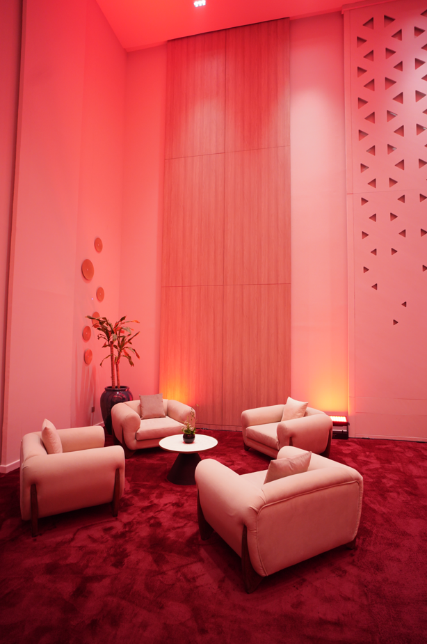 جيلبير حداد... مصمّم الحفلات الذي أضفى سحرًا على عرض إيلي صعب في الرياض