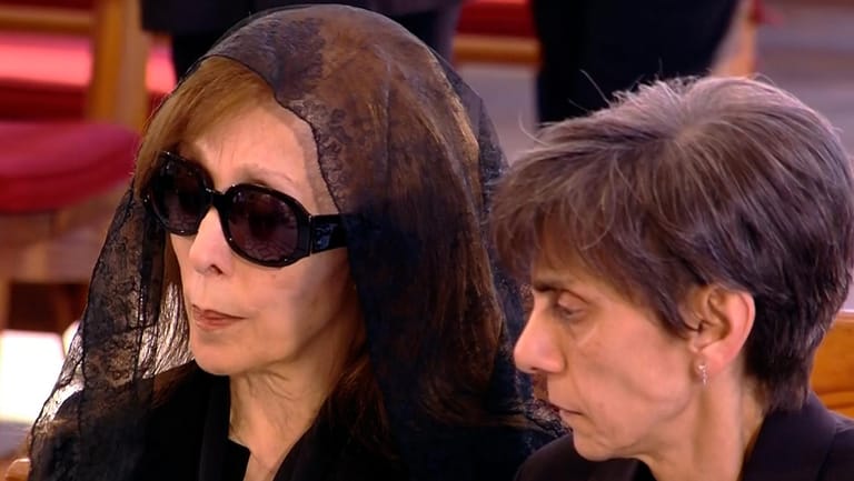 لحظة ثقيلة على الزمن: السيدة فيروز تصل إلى الكنيسة لوداع ابنها زياد الرحباني