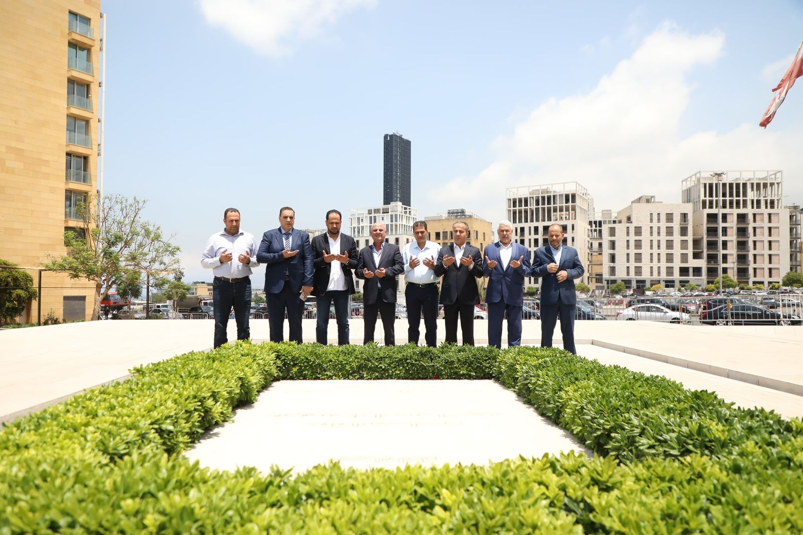 رؤساء بلديات من البقاع الأوسط على ضريح الرئيس الشهيد