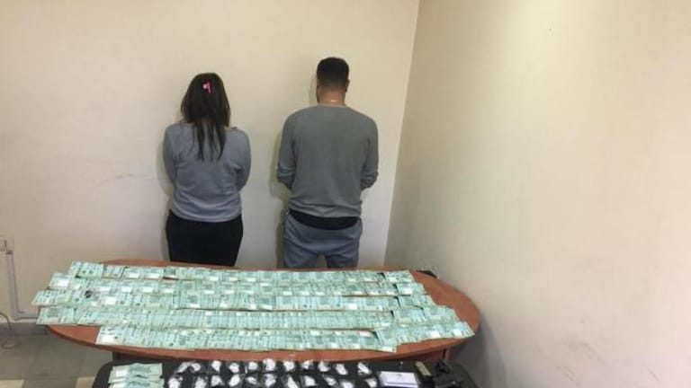 يُروّج المخدّرات... ويستعين بفتاة للتمويه