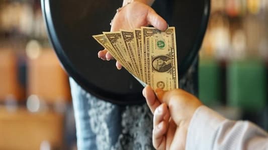 "البقشيش" في عزّ الأزمة... هل أصبح من الماضي؟