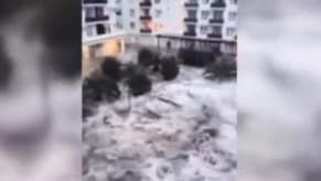 بالفيديو: مياه البحر داخل المنازل بسبب عاصفة!