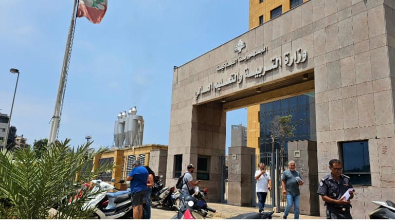 بين الطابع والمصعد: رحلة الوزارة أصعب من رحلة السفر