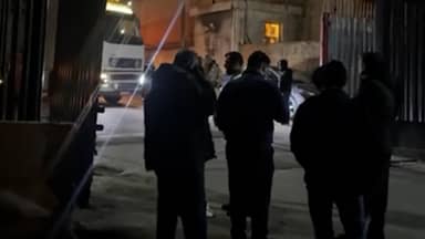 بالفيديو: نقل الشاحنات بعيداً عن المنطقة المهدّدة عند نقطة المصنع