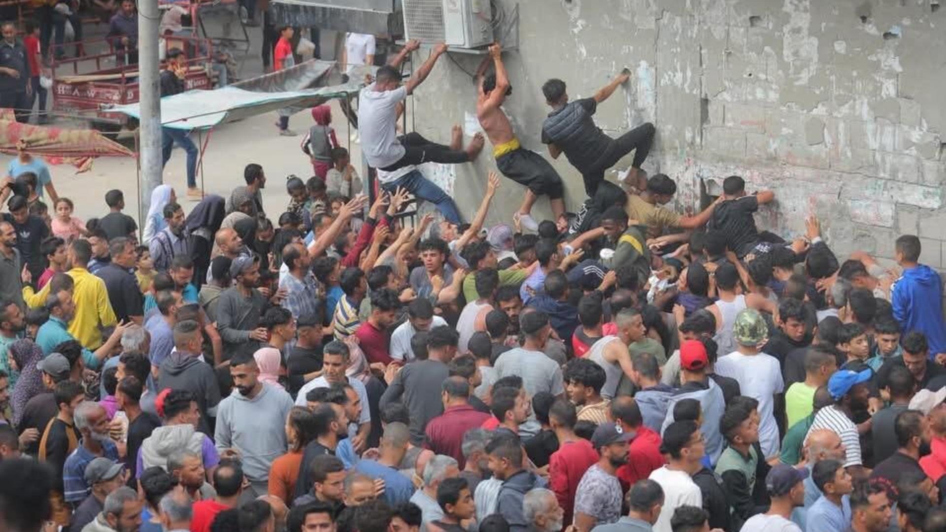 صورٌ مؤلمة: يتدافعون للحصول على الخبز