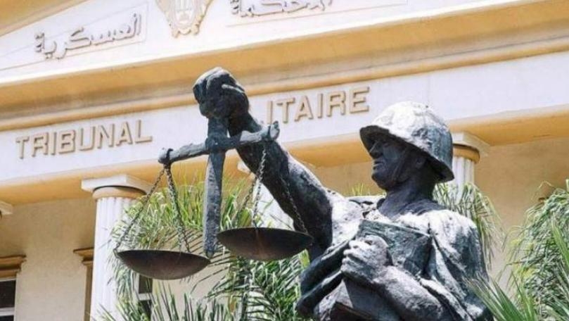 محتجون قطعوا الطريق امام المحكمة العسكرية خلال اعتصامهم المستمر منذ أيام