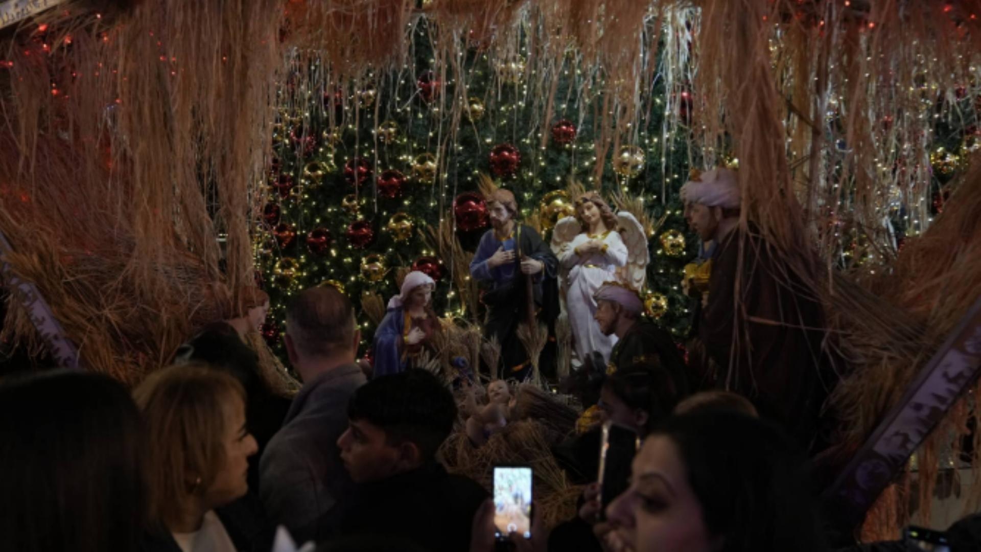 للمرة الأولى منذ عامين.. إضاءة شجرة الميلاد في بيت لحم