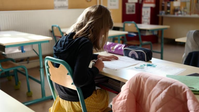 أمين عام المدارس الكاثوليكيّة الأب يوسف نصر لـmtv: أطالب وزارة التربية بالتخطيط الاستراتيجي المسبق للخروج بقرارات سليمة لما فيه خير التعليم في لبنان فنحن شركاء في القرارات أيضاً وليس في الدفع فقط