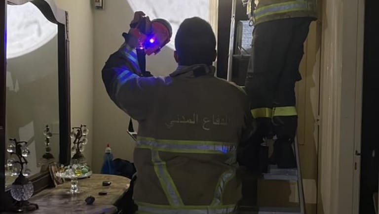 إخماد حريق داخل منزل