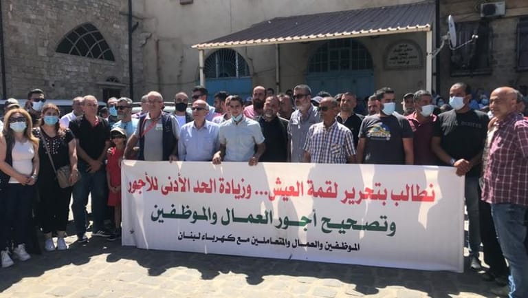 اعتصام لنقابات الجنوب في صيدا للمطالبة بحكومة اختصاصيين ولجم الانهيار