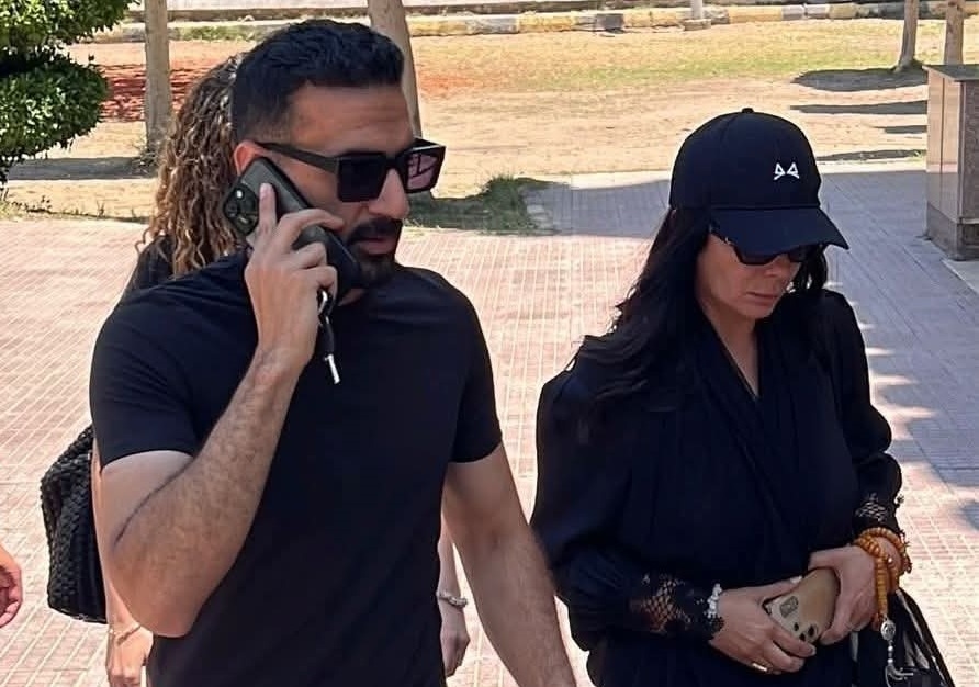 بالصور: أحمد حلمي في تشييع والدته بحضور منى زكي وابنتهما