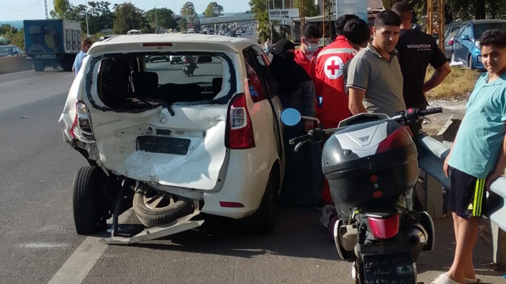 بالصّور: جريحان نتيجة تصادم بين سيّارتَين على أوتوستراد الناعمة باتّجاه بيروت