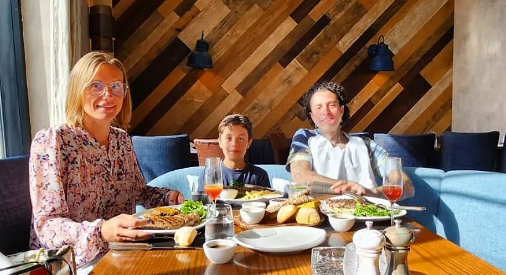 أحمد الفيشاوي في صورٍ جديدة مع ابنه: "العائلة تأتي أولاً"