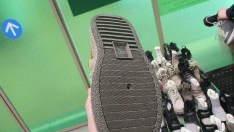 بالصور: حاول تهريب 190 فردة حذاء!