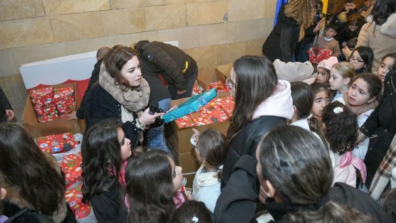 جامعة الروح القدس – الكسليك والرهبانيّة اللبنانيّة المارونيّة توزّعان الهدايا على أطفال الجنوب في مدرسة سيدة البشارة رميش