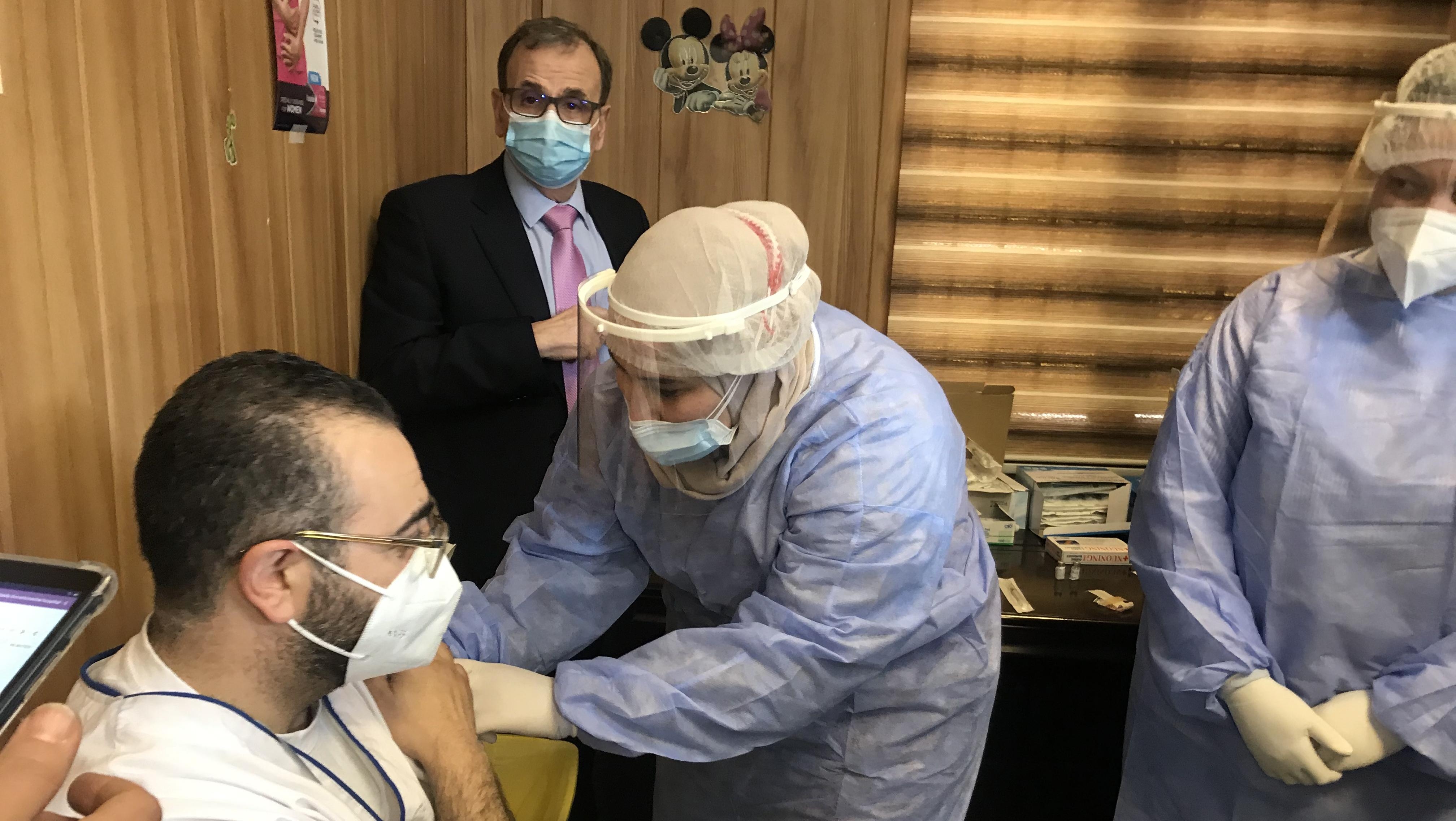البزري أطلق عملية التلقيح في مستشفى صيدا الحكومي: بتعاوننا نثبت اننا الافضل في تنفيذ برنامج تلقيحي يعتبر الاول في العالم