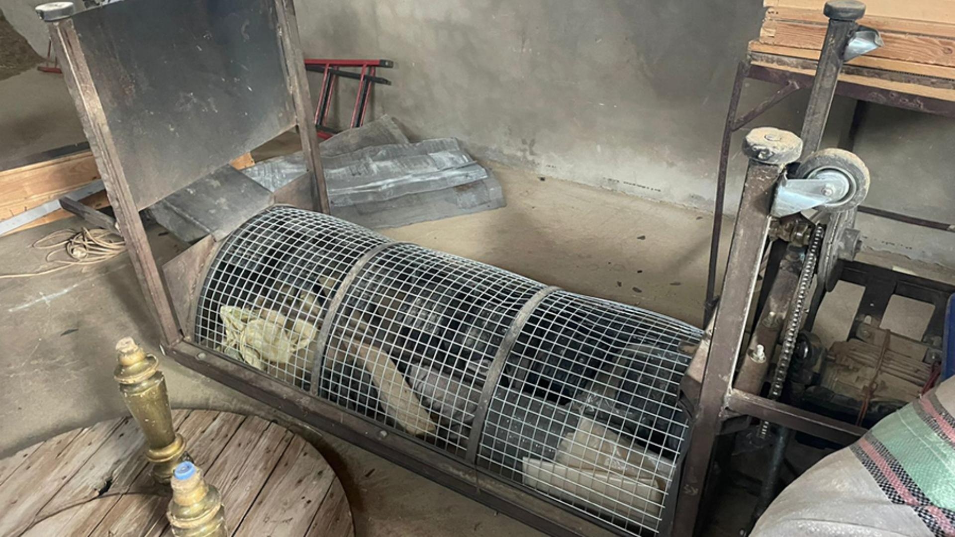 بالصور: ضبط معمل لتصنيع المخدرات