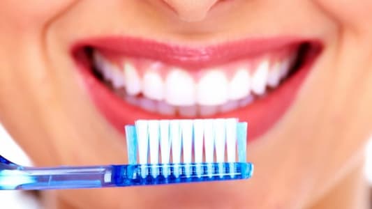 دراسة: تنظيف الأسنان في وقت معيّن من اليوم عامل "مهمّ" لطول العمر