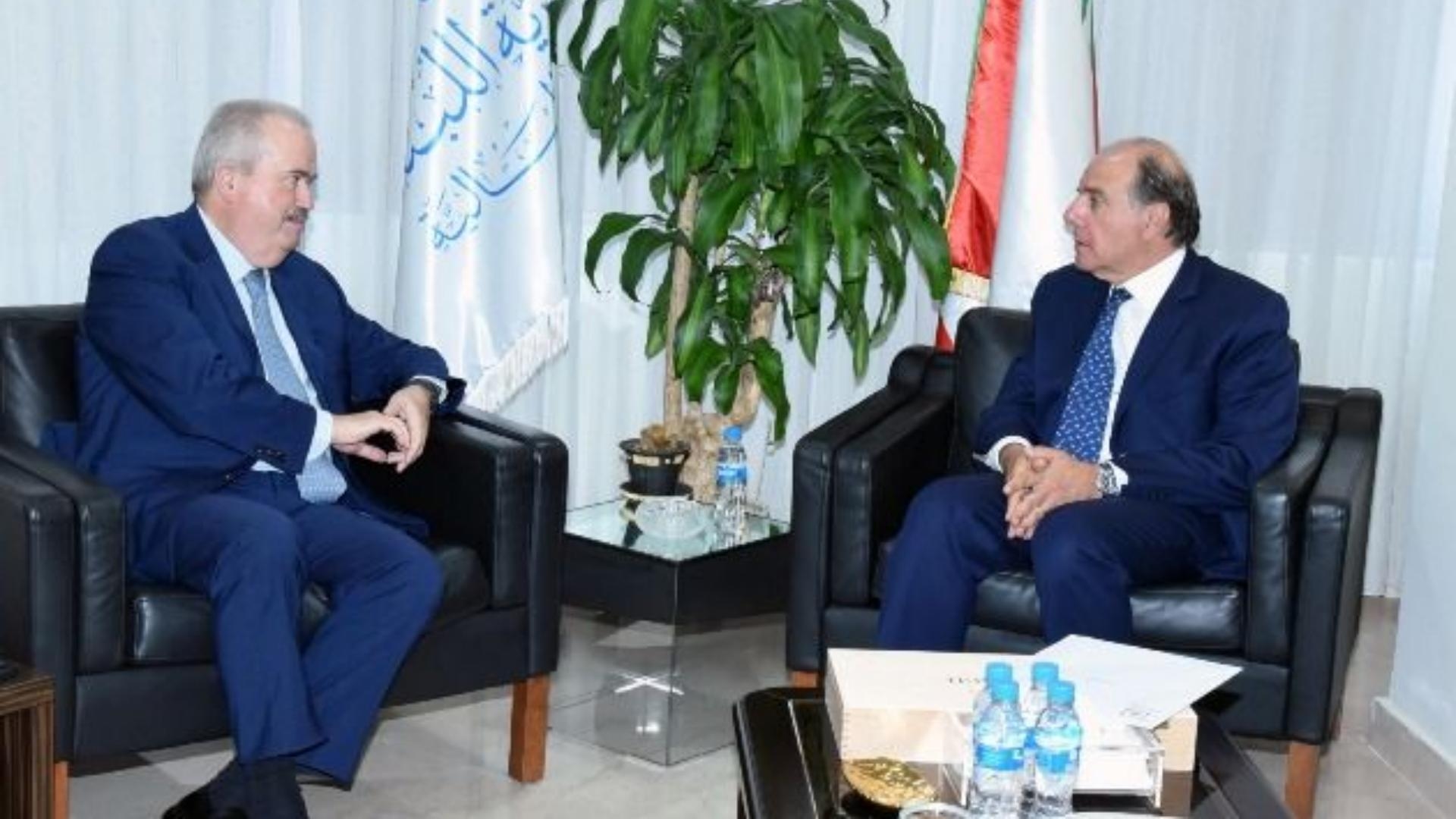 جابر تابع مشاريع التطوير في المطار والوضعين المالي والنقدي