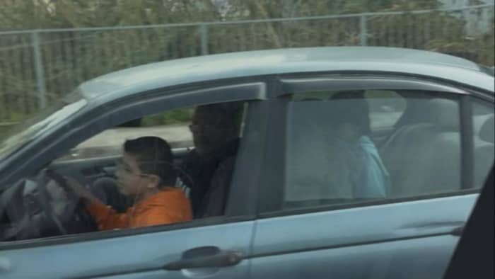 بالفيديو: مشهدٌ صادم على الطريق... طفلٌ يقود سيّارة!