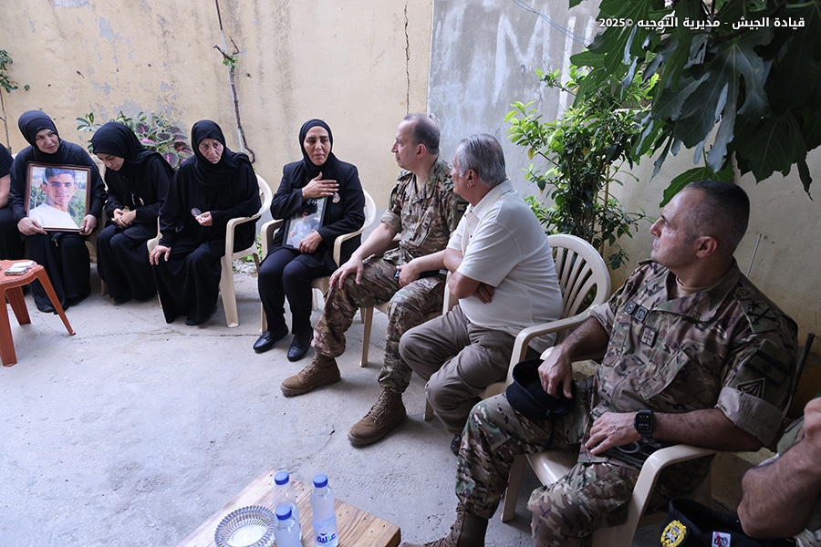 بالصور: بعد التفجير... قائد الجيش في وادي زبقين