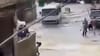 بالفيديو: السيول تجرف طفلًا