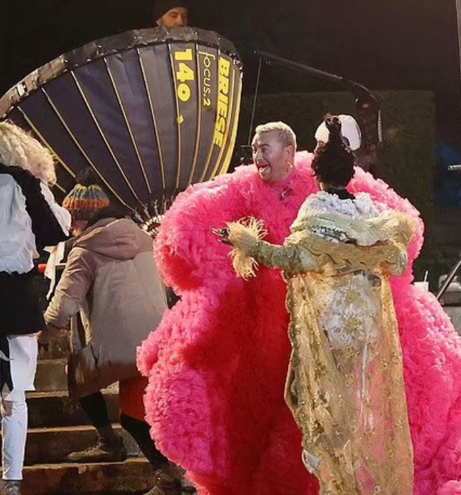 بالصور: سام سميث بفستانٍ ورديّ... لماذا؟