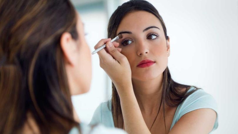 بلا رموش وماسكرا... وتزيين بالشهر مرّة!