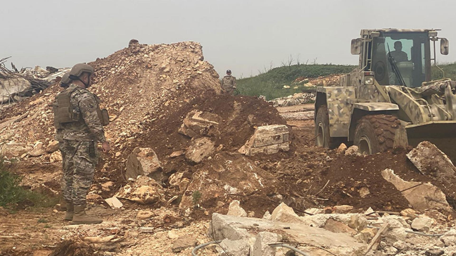 Photos: Lebanese Army removes booby-trapped barbed wire in Labbouneh