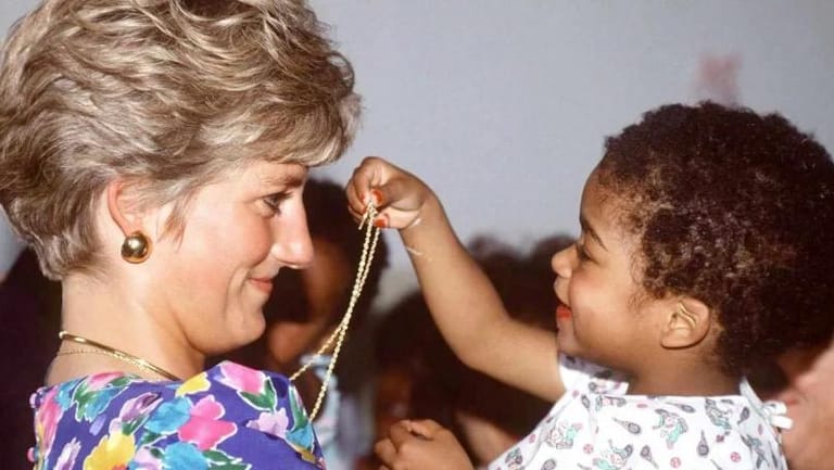 بيع "فستان الرعاية" الخاص بالأميرة ديانا بأكثر من نصف مليون دولار