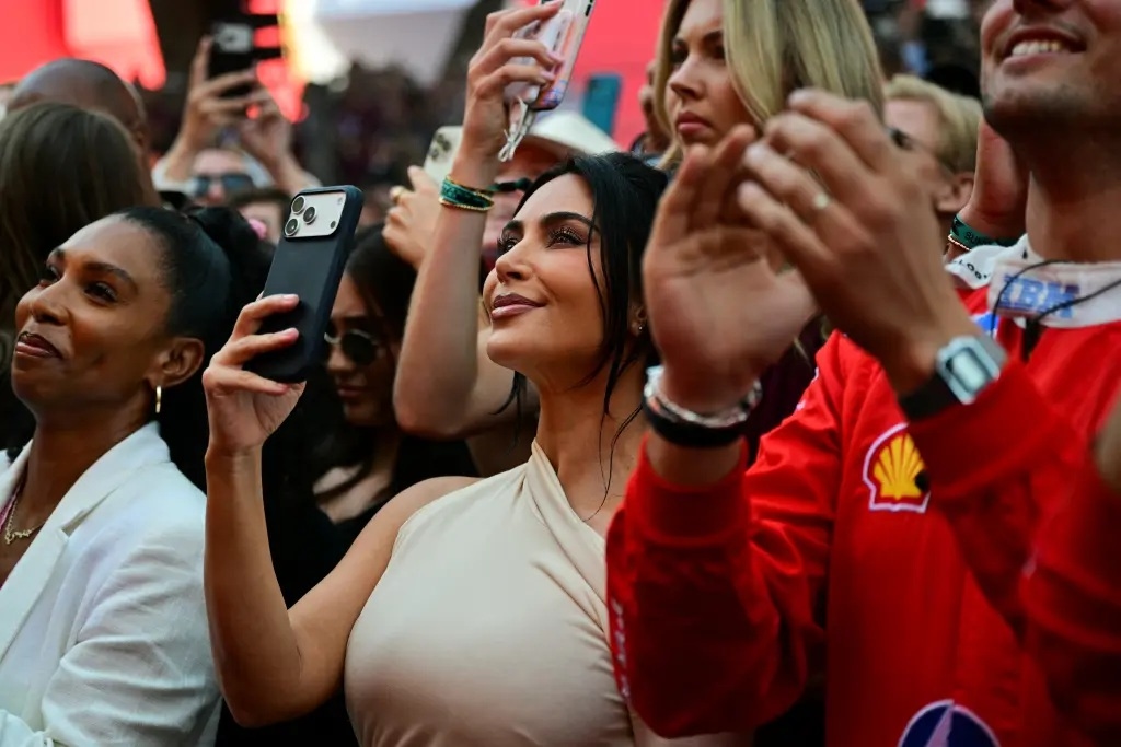 هاميلتون يرسل قبلة لكيم كارداشيان خلال سباق موناكو