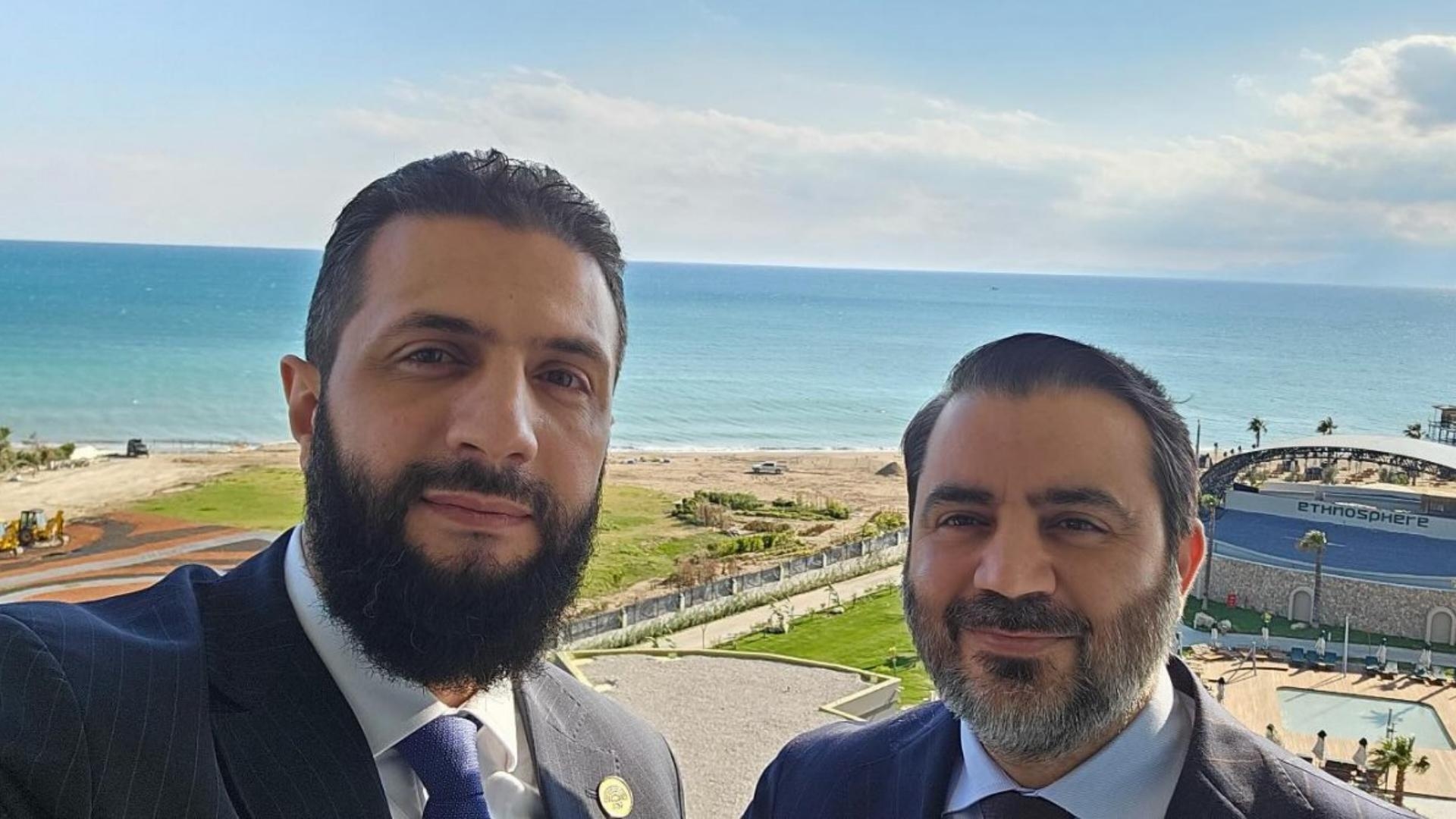 بالصّورة: "سيلفي" للشرع تُثير تفاعلاً واسعاً