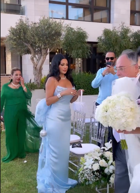 بالصّور: هيفاء وهبي بالأزرق والدّموع زفّت أختها في عرسِها