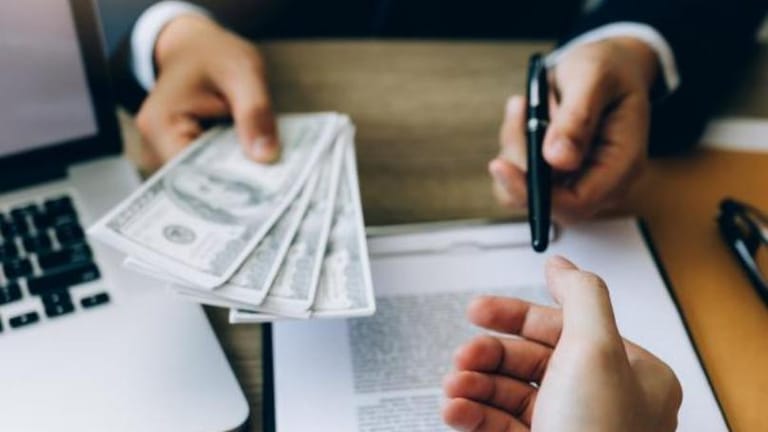 اللبنانيون يتهافتون على تسديد القروض قبل رفع الدولار