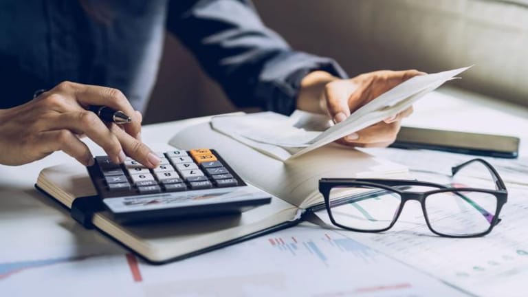 الضرائب الجديدة تُربك موظّفين.. فهل يغادرون لبنان؟